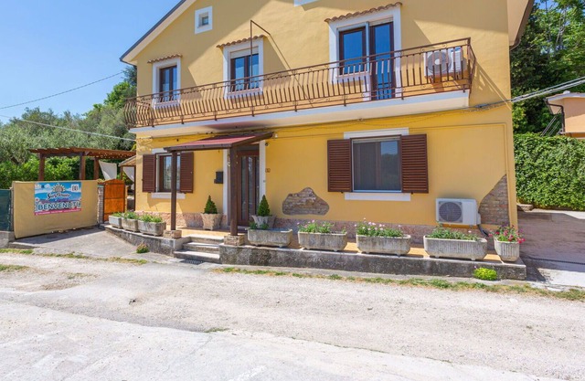 Joli appartement dans une maison de vacances avec climatisation, WIFI, TV, balcon et parking