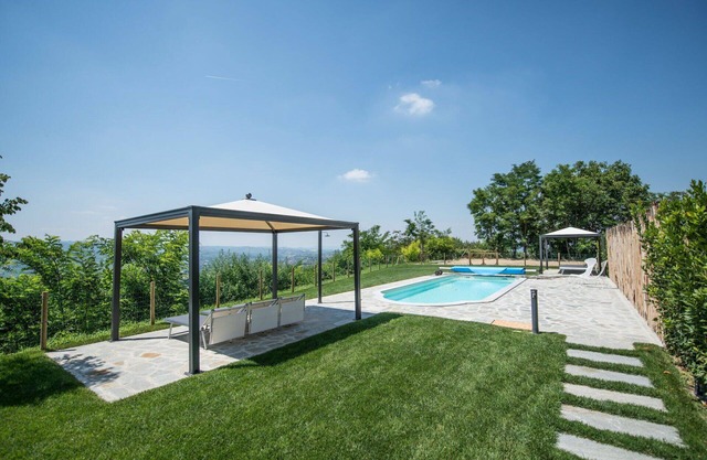 Bel appartement dans une maison de vacances avec piscine, climatisation, WIFI, TV, patio