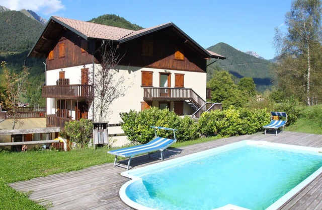 Bel appartement avec WIFI, piscine, TV, terrasse, animaux admis et parking, près de Riva Del Garda