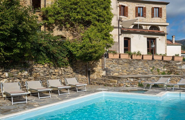 Joli appartement pour 8 personnes avec WIFI, piscine, TV, patio, animaux admis et vue panoramique