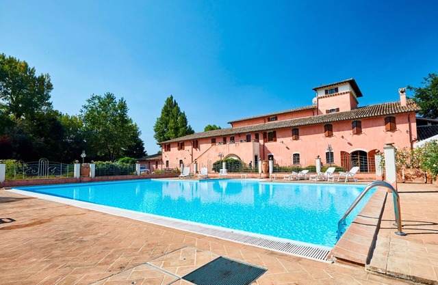 Joli appartement avec piscine, WIFI, TV, balcon, animaux admis et parking, près de Spolète