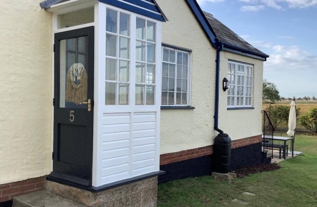 Cosy Beach house in Southwold, sleeps 4, pet-friendly