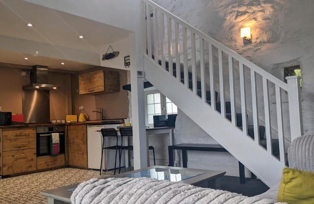 Cosy bolt hole near coast and mountains