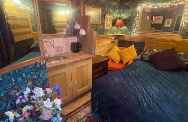 3 Birds Retreat. Cosy boutique style space. Walking distance to country pub.