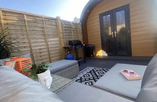 Cosy cabin near Tenby & Saundersfoot, great for a romantic break or to escape