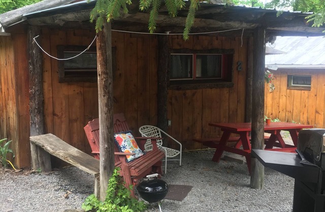Cabine confortable avec vue sur le lac depuis le patio pour 6 personnes!