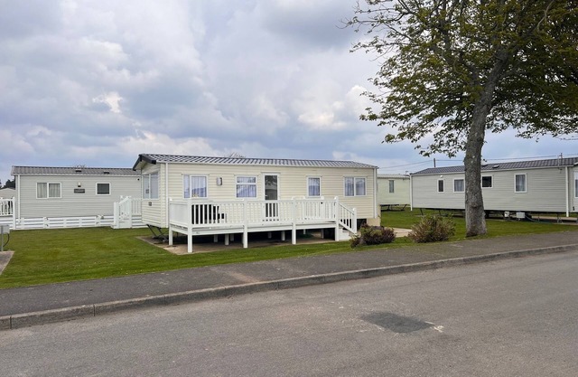 Cosy caravan on Hoburn Naish 5 star complex. Leisure pub entertainment on site.