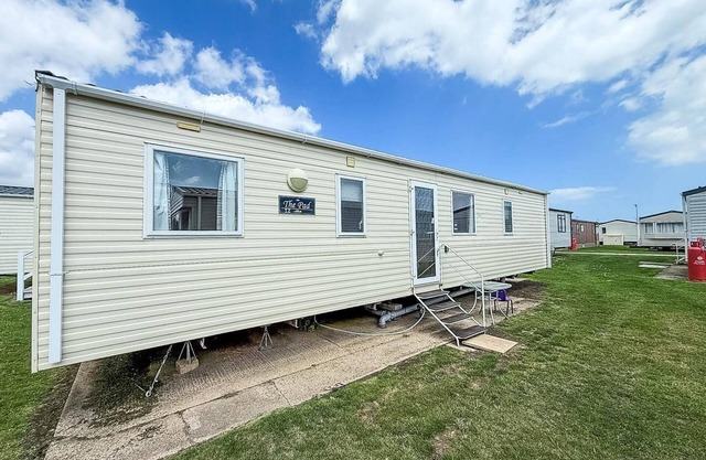 Cosy caravan with free Wi-Fi at Broadland Sands Holiday Park ref 20012BS