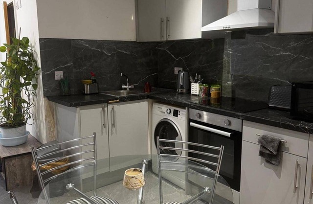 Cosy Central Home - Sleeps 5, Free Parking & Patio