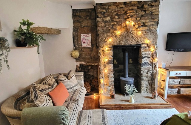 Cosy Central St Just Apartment with Wood burner fireplace. Close to great walks.