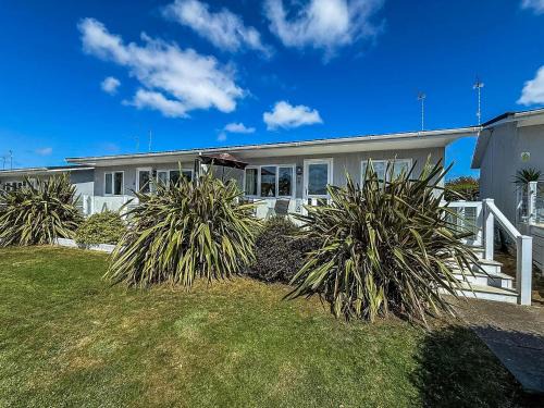 Cosy Chalet On A Beautiful Holiday Park In Lowestoft Ref 12080B
