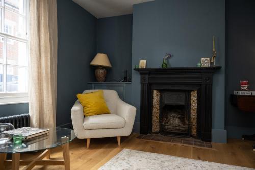 Cosy City-Centre House near Train Station & Business School, with Garden