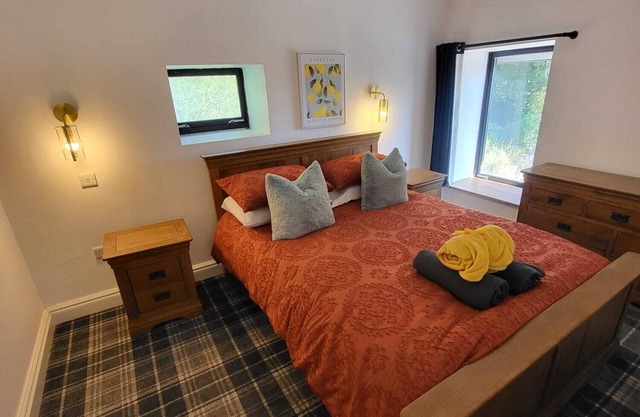 Cosy Coach House next to the beach InnellannLog Burner
