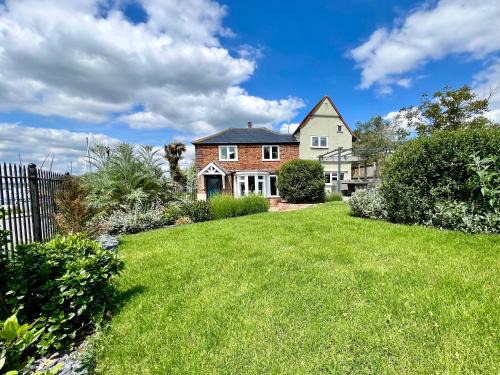 Cosy Coastal 2-Bedroom Cottage with Hot Tub and Log Burner
