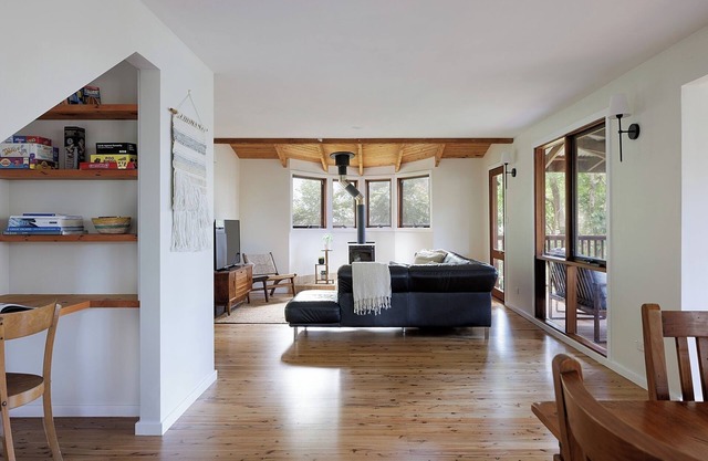Cosy Coastal Cabin Getaway- Lakefront-Dog Friendly