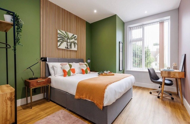 Cosy & Colourful 1-bed Apt w/ Free Parking & Wi-Fi