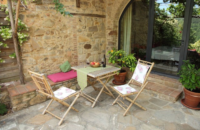 Appartement romantique de deux pièces pour 2-3 personnes avec terrasse privée et piscine