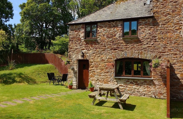 Cosy Converted Barn Cottage in Peaceful Rural Wooded Setting, Close to the Coast