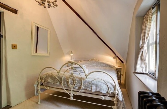Cosy Cot, SALISBURY