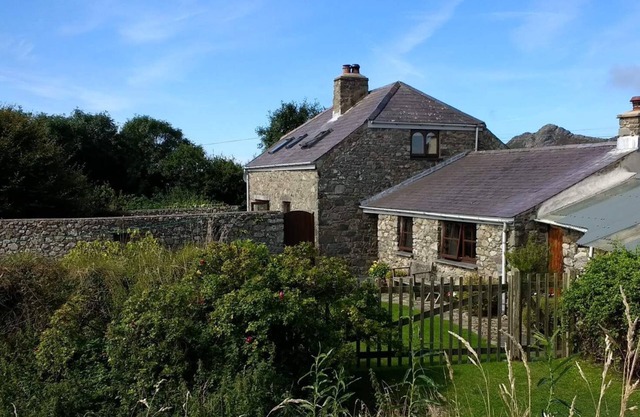 Cottage confortable. Poêle à bois, jardin clos privé, promenade côtière depuis la porte.