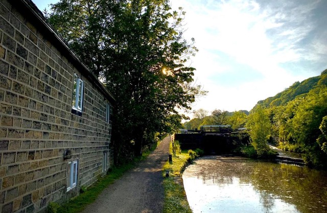 Cosy cottage with a canal view