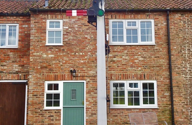 ***COSY COTTAGE, with shared, seasonal pool, 4 mile walk along the river to York