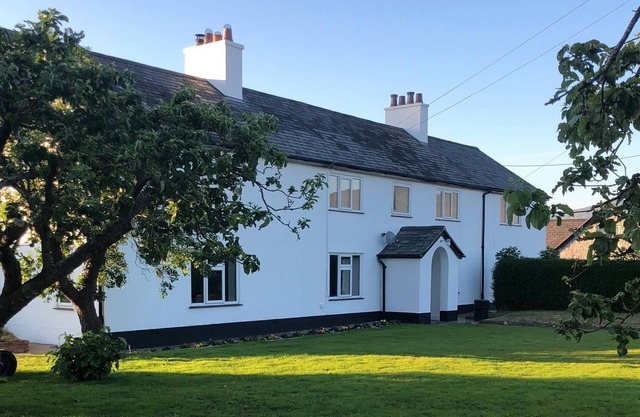 Cosy cottage with Mountain View’s, local pub 1 mile away. Sorry no pets.