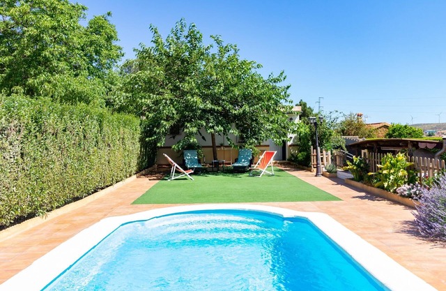 Chalet confortable avec piscine, jardin et wifi