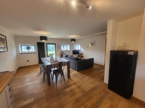 Cosy cottage with private hot tub in east devon