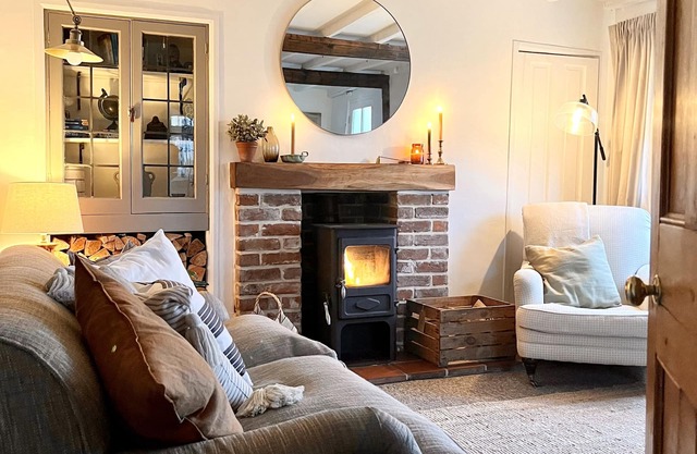 Cosy country cottage with lots of local walks, and short drive into Woodbridge
