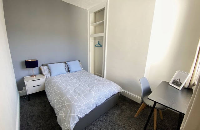 Cosy Double Bed to Stay Salford Plab Samson centre