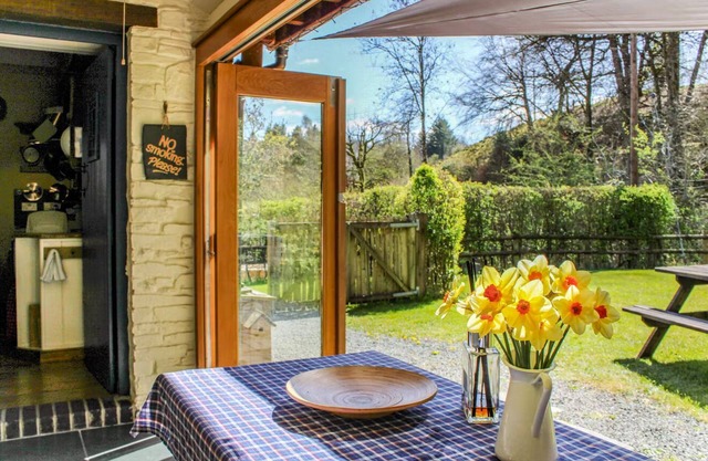 Cosy Eco-Cottage w/ garden stream: mountains & rivers to explore!