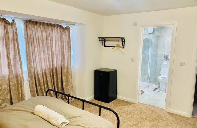 Cosy Ensuit in a calm environment, 1 min walk to bus stand, with free parking.