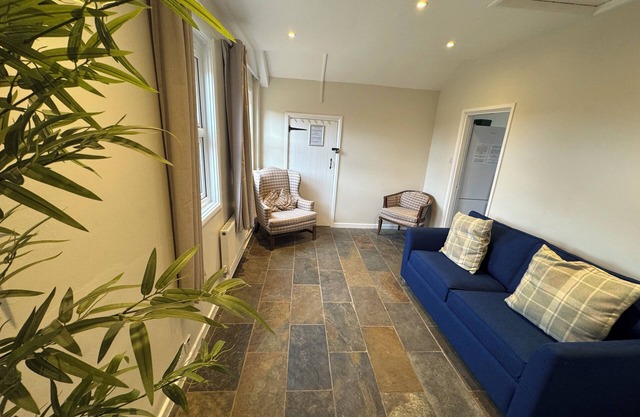 Cosy Family Cottage. Sleeps 16. Close to the beach and town. Pet Friendly!