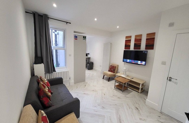 Cosy, family friendly large 4-Bed House. Close to Bluewater & Lakeside shopping.