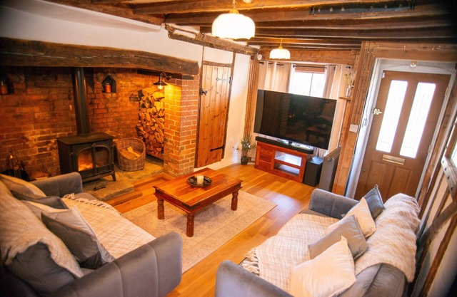 Cosy, full amenities, games room & private garden