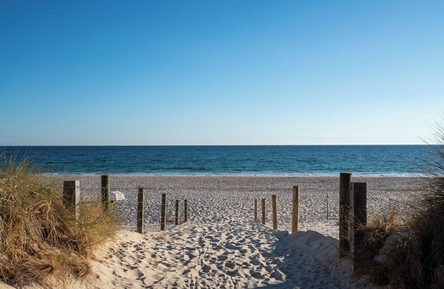 Cosy, fully-renovated apartment with ocean views and 1-minute walk to the beach