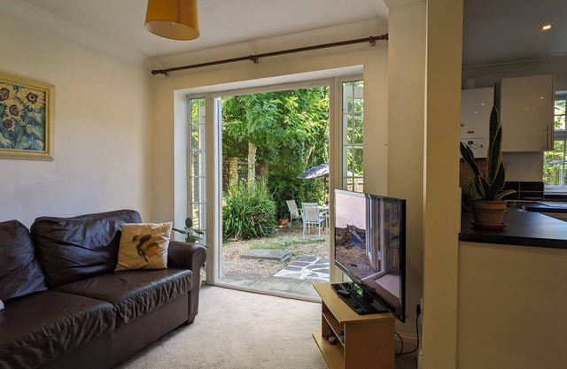 Cosy Garden Flat near Pinner Station Free Parking