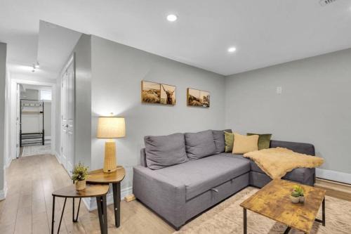 Cosy Guest Suite Near Shops, Transit, Hwy and GO!