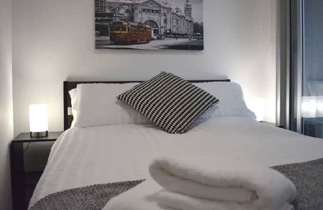 Cosy Hawthorn apartment near train