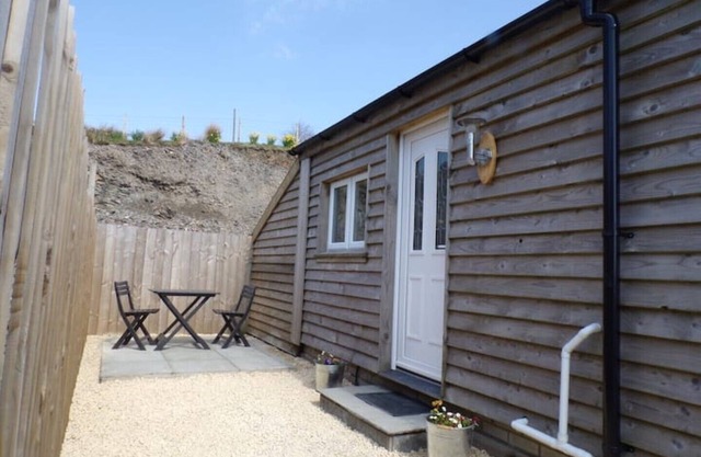 Cosy Hill Top Hut, Sleeps 2, with Fantastic mountain Views. Near Bala, Gwynedd