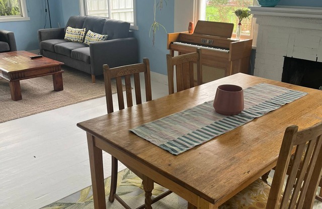 Cosy & historic 3-bedroom, 2-bathroom family home. 5kms from Castlemaine.