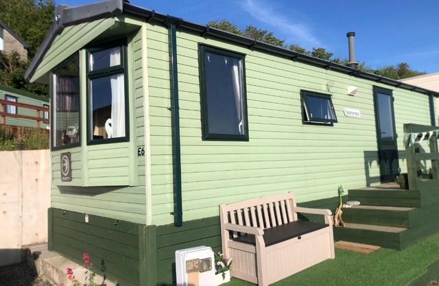 Cosy holiday caravan minutes from the beach