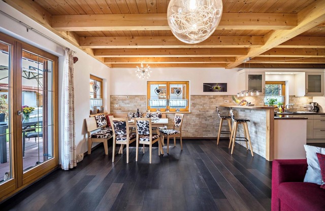 Maison de vacances Casa Romantica avec jardin, terrasse, sauna et Wi-Fi ; abri pour voiture