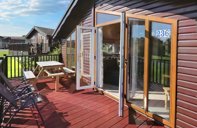 Cosy holiday lodge with easy access to the coast path between Polperro and Looe.