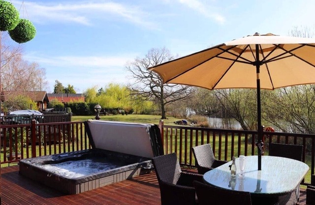 Cosy home from home Wooden lodge with large hottub hoverlooking a fishing lake
