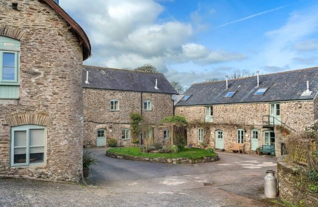Cosy Home, Huge Garden w/ Lake, BBQs & Seating