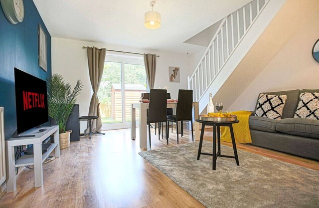 Cosy House - 7 minutes drive to City Centre - Fast Wifi, Smart TV with Netflix
