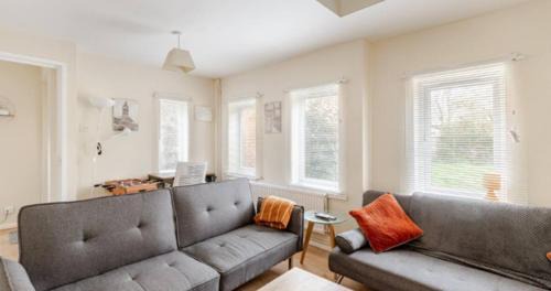 Cosy House- Sleeps 7 Centrally Located Free Parking, Fast WIFI Smart Tv with Sky and Netflix Business Travellers Relocators Leisure Welcome