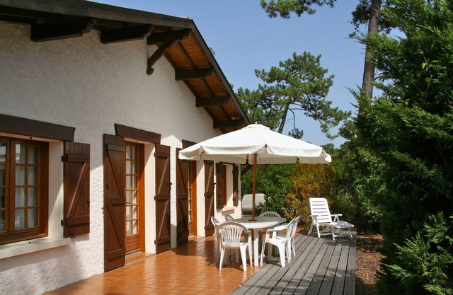 Maison conviviale, grand jardin, terrasse, bassin et océan à pied, Wifi et TV,